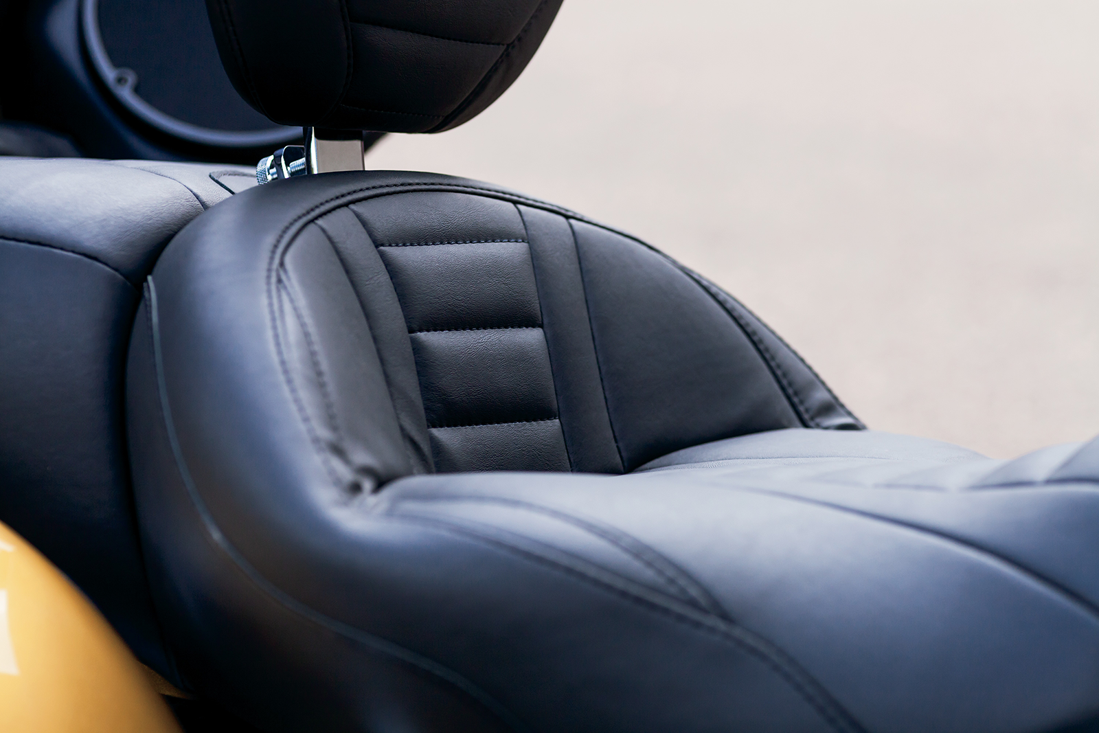 Mustang Deluxe Touring Seat - FL '08-'25