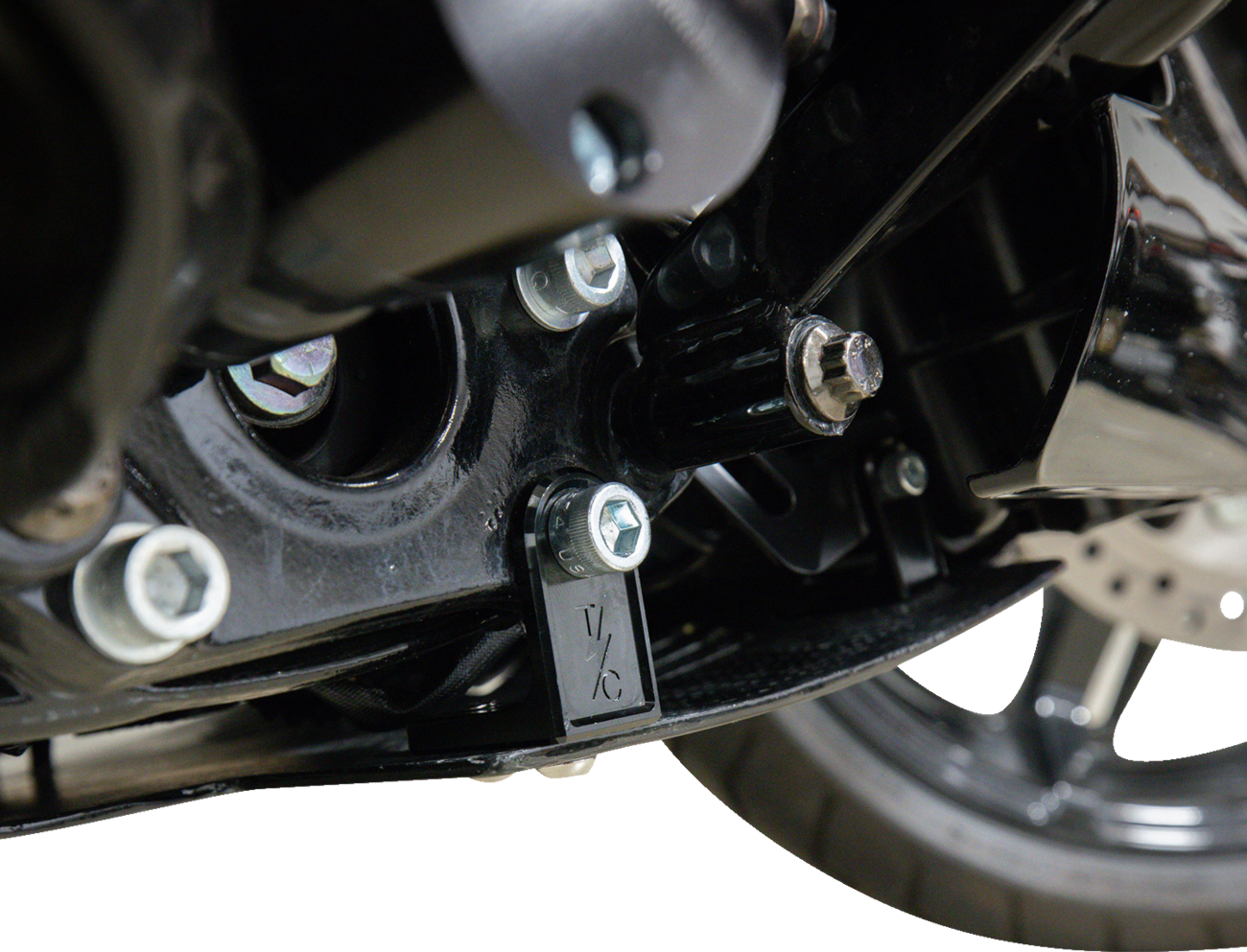 Thrashin Supply CO. Skid Plate - Carbon Fiber/Gloss - With Black Brackets - FLHX/FLTRX