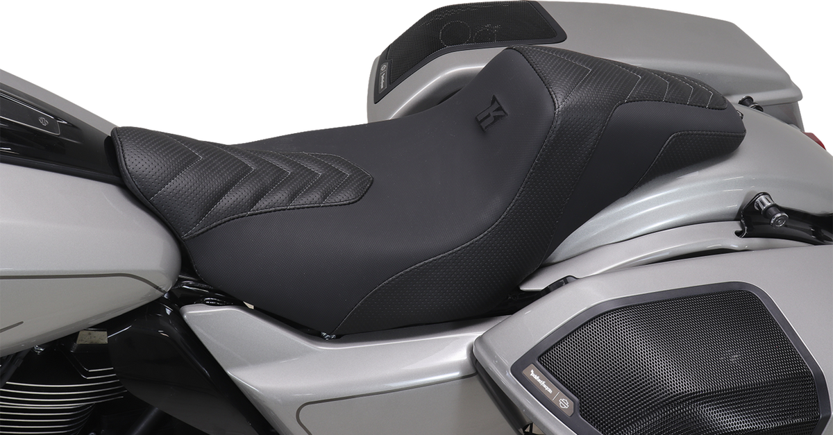 Mustang Signature Series Squareback™ Seat - Gripper Vinyl - Chevron - Gunmetal Stitch - FLH/FLT '23-'25