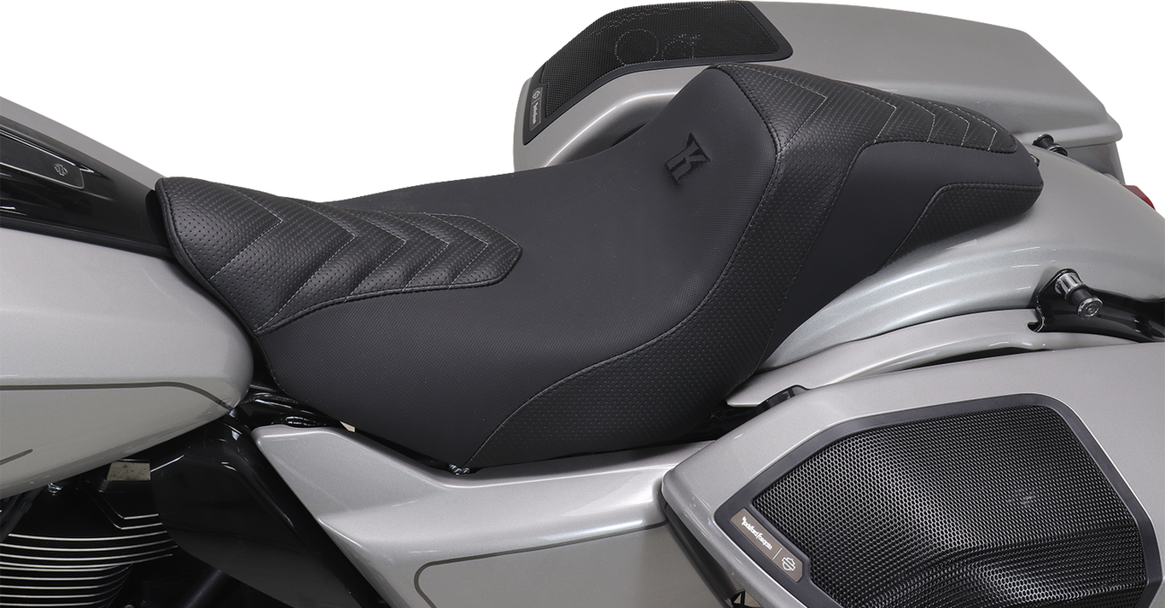 Mustang Signature Series Squareback™ Seat - Gripper Vinyl - Chevron - Gunmetal Stitch - FLH/FLT '23-'25