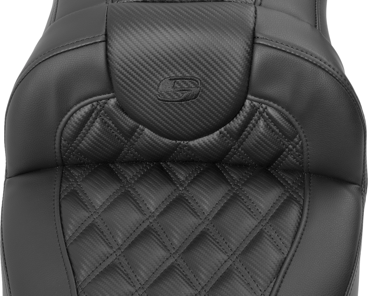 Saddlemen Roadsofa™ Extended Reach Seat - With Backrest - Carbon Fiber - Lattice Stitch - FLTR/FLHX '23-'24