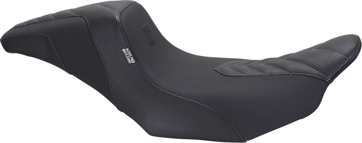 Mustang Signature Series Squareback™ Seat - Gripper Vinyl - Chevron - Gunmetal Stitch - FLH/FLT '23-'25