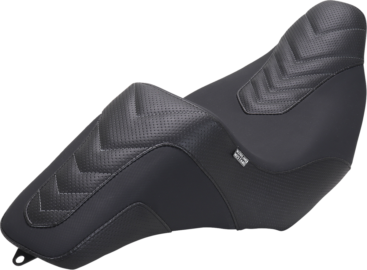 Mustang Signature Series Squareback™ Seat - Gripper Vinyl - Chevron - Gunmetal Stitch - FLH/FLT '23-'25