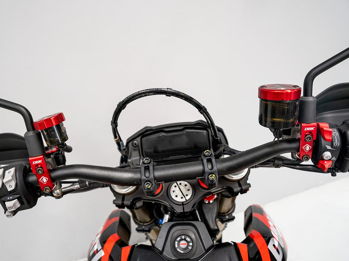 STA14 - HM 698 CLUTCH FLUID RESERVOIR SUPPORT