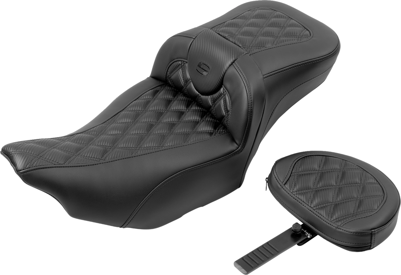 Saddlemen Roadsofa™ Extended Reach Seat - With Backrest - Carbon Fiber - Lattice Stitch - FLTR/FLHX '23-'24