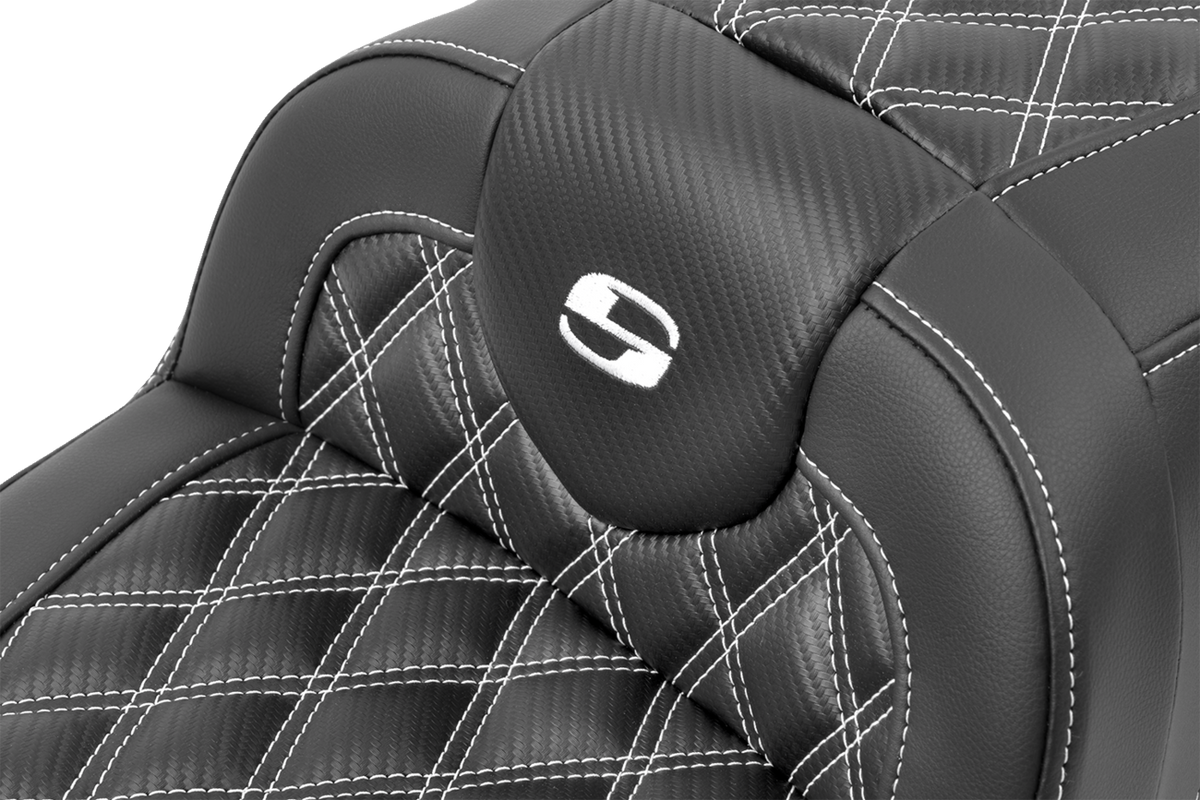 Saddlemen RoadSofa™ Seat - With Backrest - Carbon Fiber - Lattice Stitch - White Stitch - FLTR/FLHX '23-'24