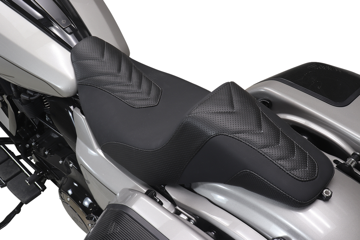Mustang Signature Series Squareback™ Seat - Gripper Vinyl - Chevron - Gunmetal Stitch - FLH/FLT '23-'25