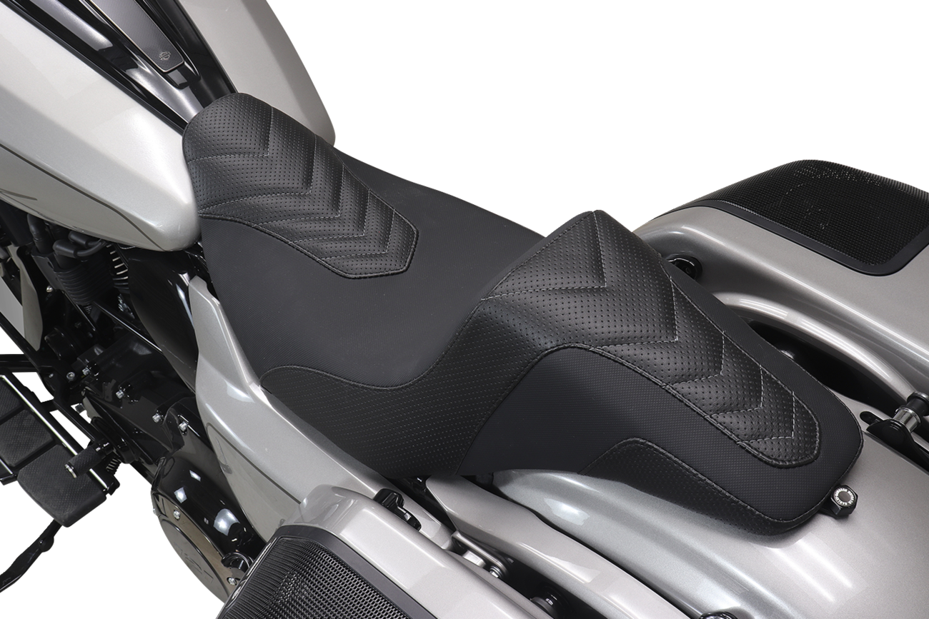 Mustang Signature Series Squareback™ Seat - Gripper Vinyl - Chevron - Gunmetal Stitch - FLH/FLT '23-'25