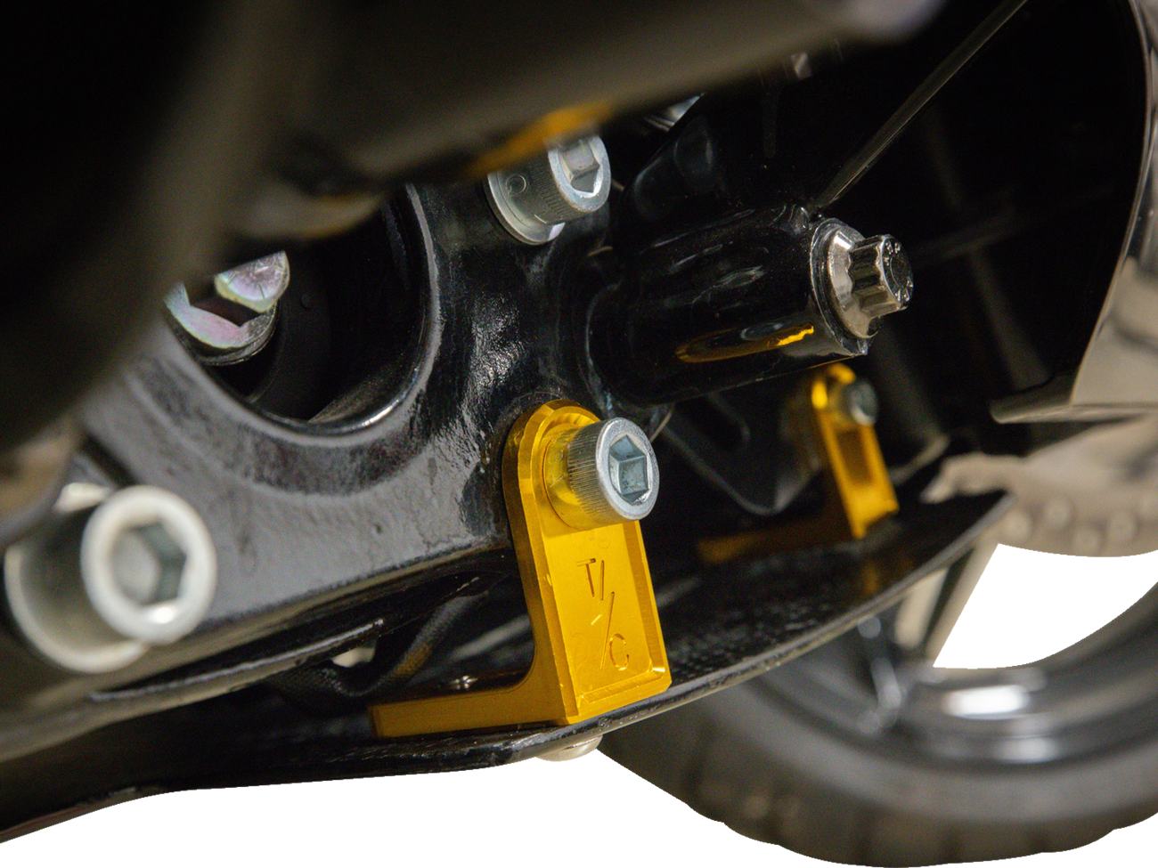 Thrashin Supply CO. Skid Plate - Carbon Fiber/Forged - With Gold Brackets - FLHX/FLTRX
