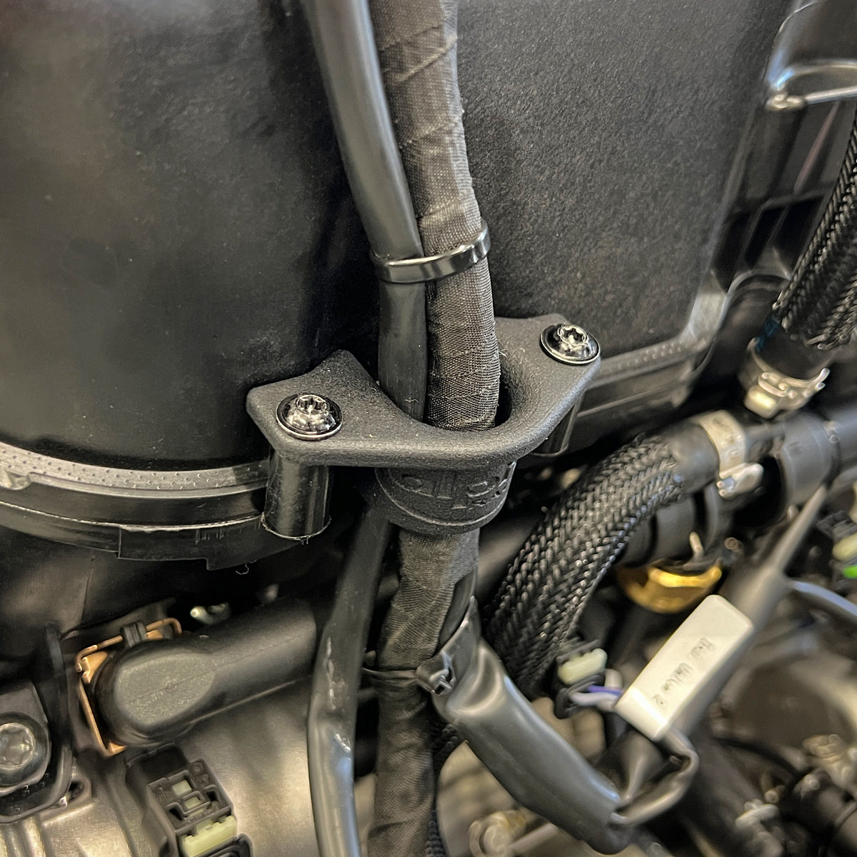 Mounting kit for M RCK wiring loom