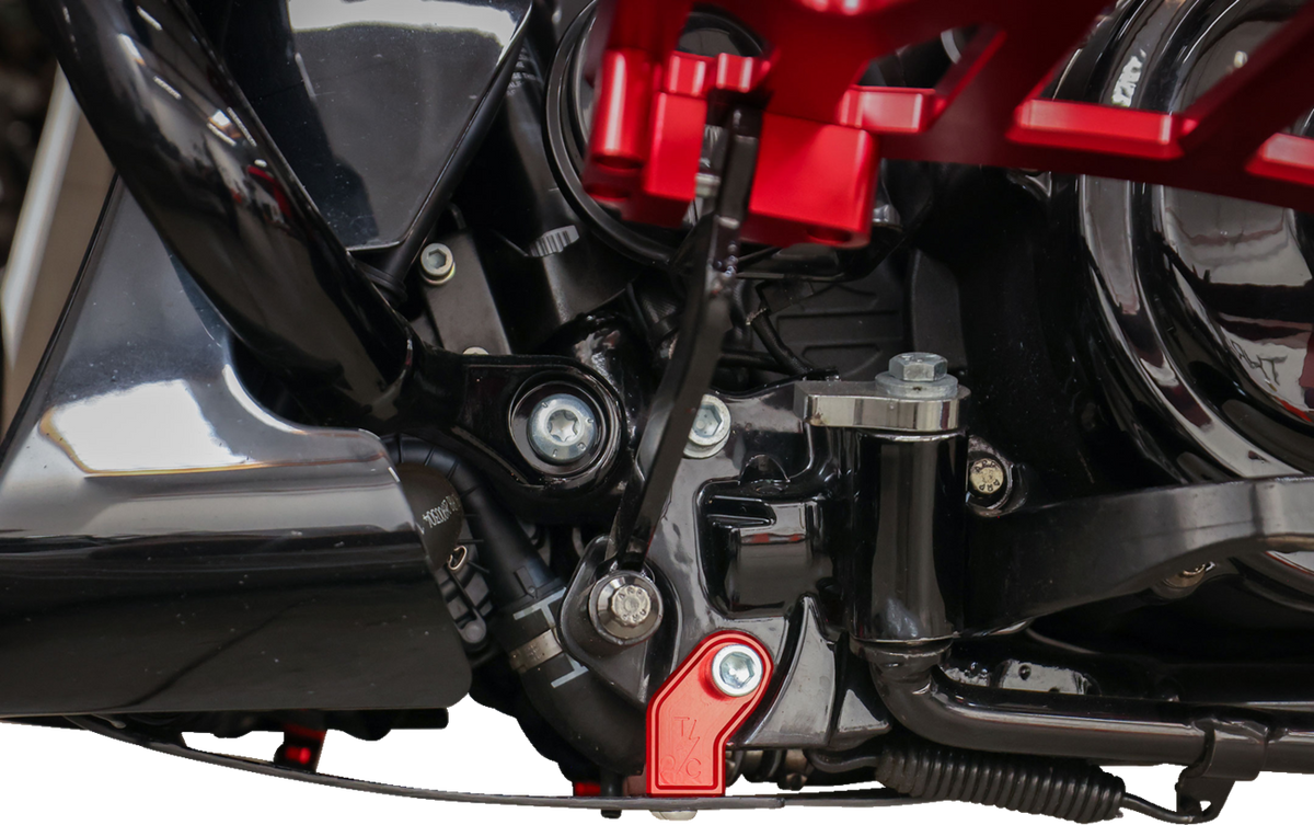 Thrashin Supply CO. Skid Plate - Carbon Fiber/Gloss - With Red Brackets - FLHX/FLTRX