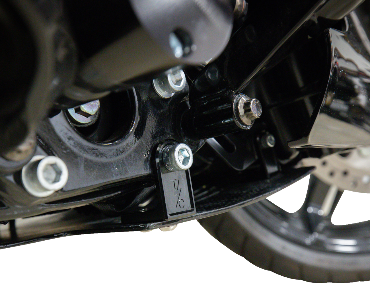 Thrashin Supply CO. Skid Plate - Carbon Fiber/Forged - With Black Brackets - FLHX/FLTRX